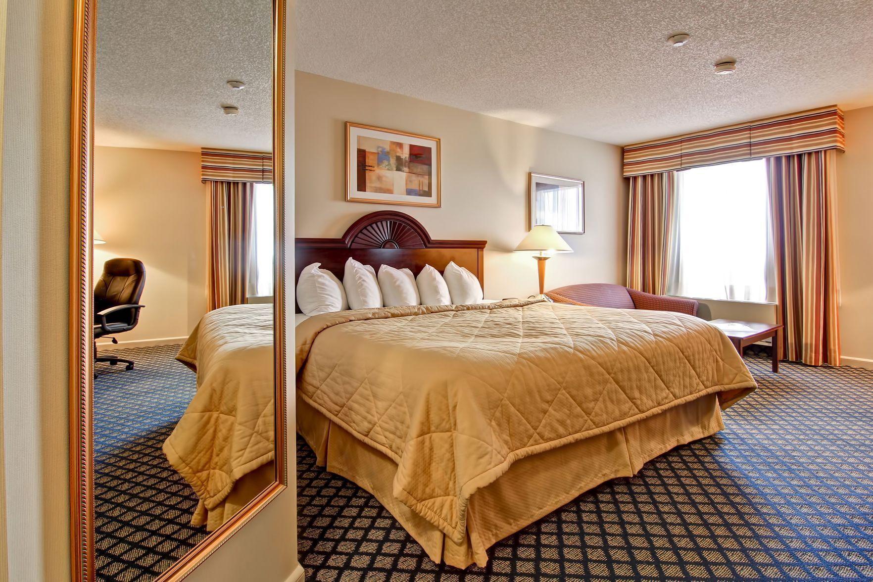 Escritorio, cortinas blackout y tabla de planchar con plancha 