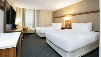 Standardrum - 2 queensize-sängar - icke-rökare | Skrivbord, mörkläggningsgardiner, strykjärn/strykbräda och gratis wi-fi