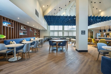 Café da manhã com buffet grátis todos os dias. Comfort Inn and Suites Ingersoll