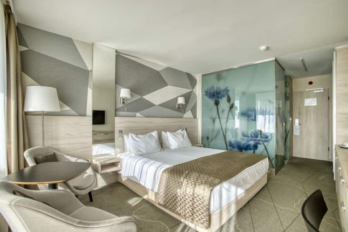 Minibar, in-room safe, desk, soundproofing