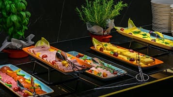 Un buffet con diversi cibi e stoviglie.