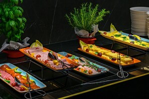 Petit déjeuner buffet servi tous les jours en supplément