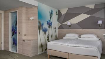 Un dormitorio moderno con cama, lámparas de noche y una pared con diseños geométricos.