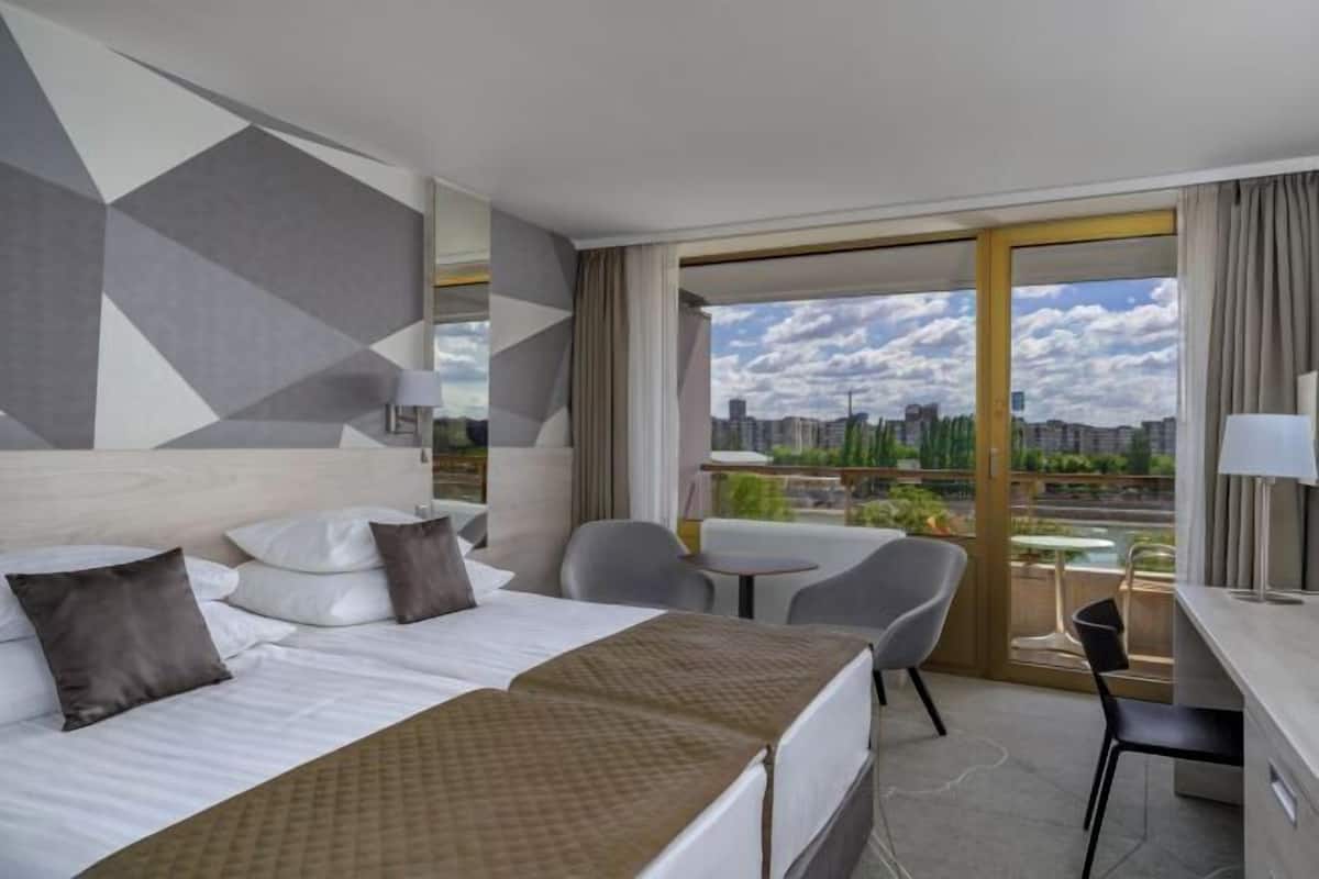 Minibar, in-room safe, desk, soundproofing