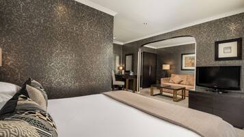 Junior Suite | In-room safe, desk, iron/ironing board, WiFi (free)