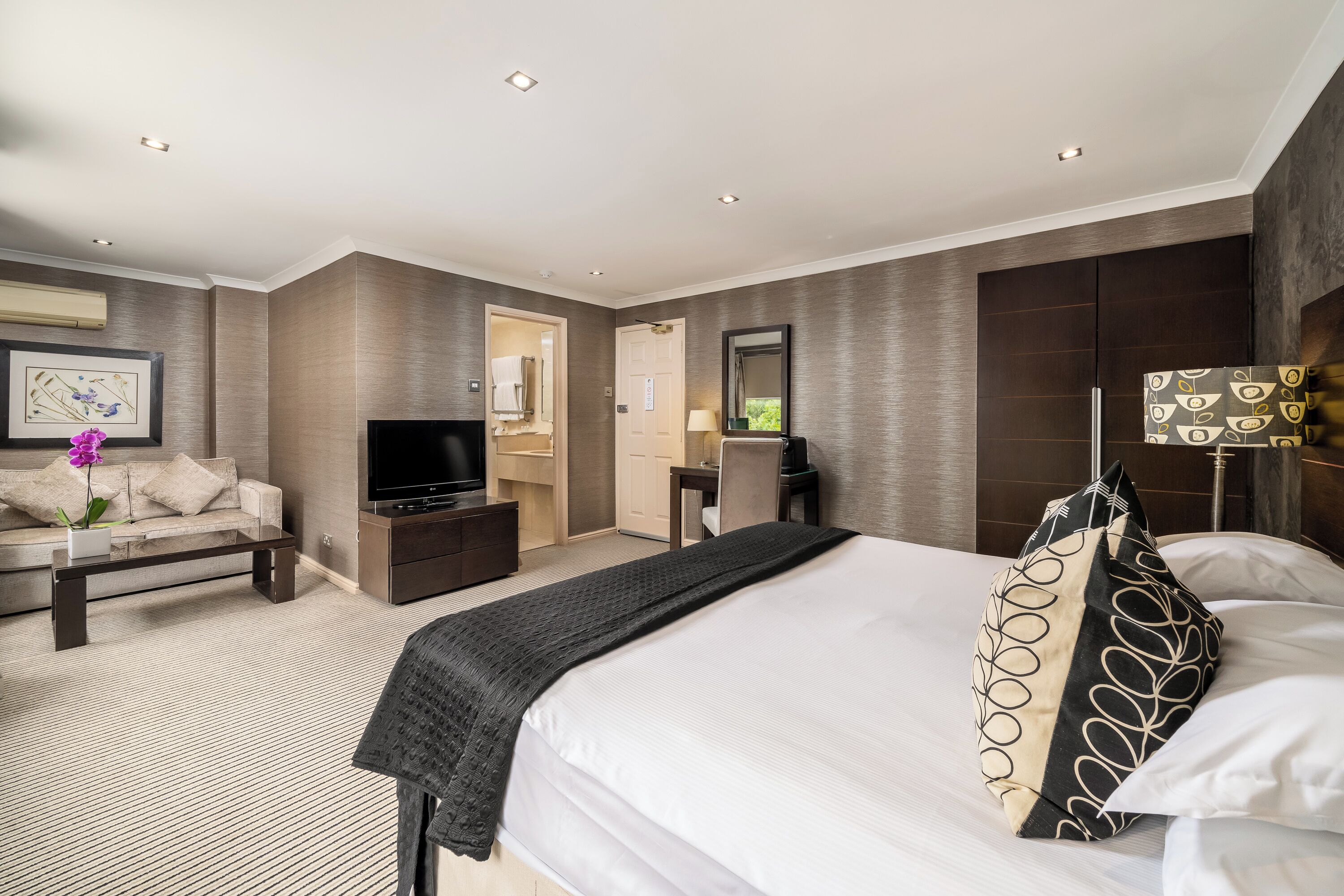 deluxe double or twin room | in-room safe, desk, iron/ironing board, free wifi