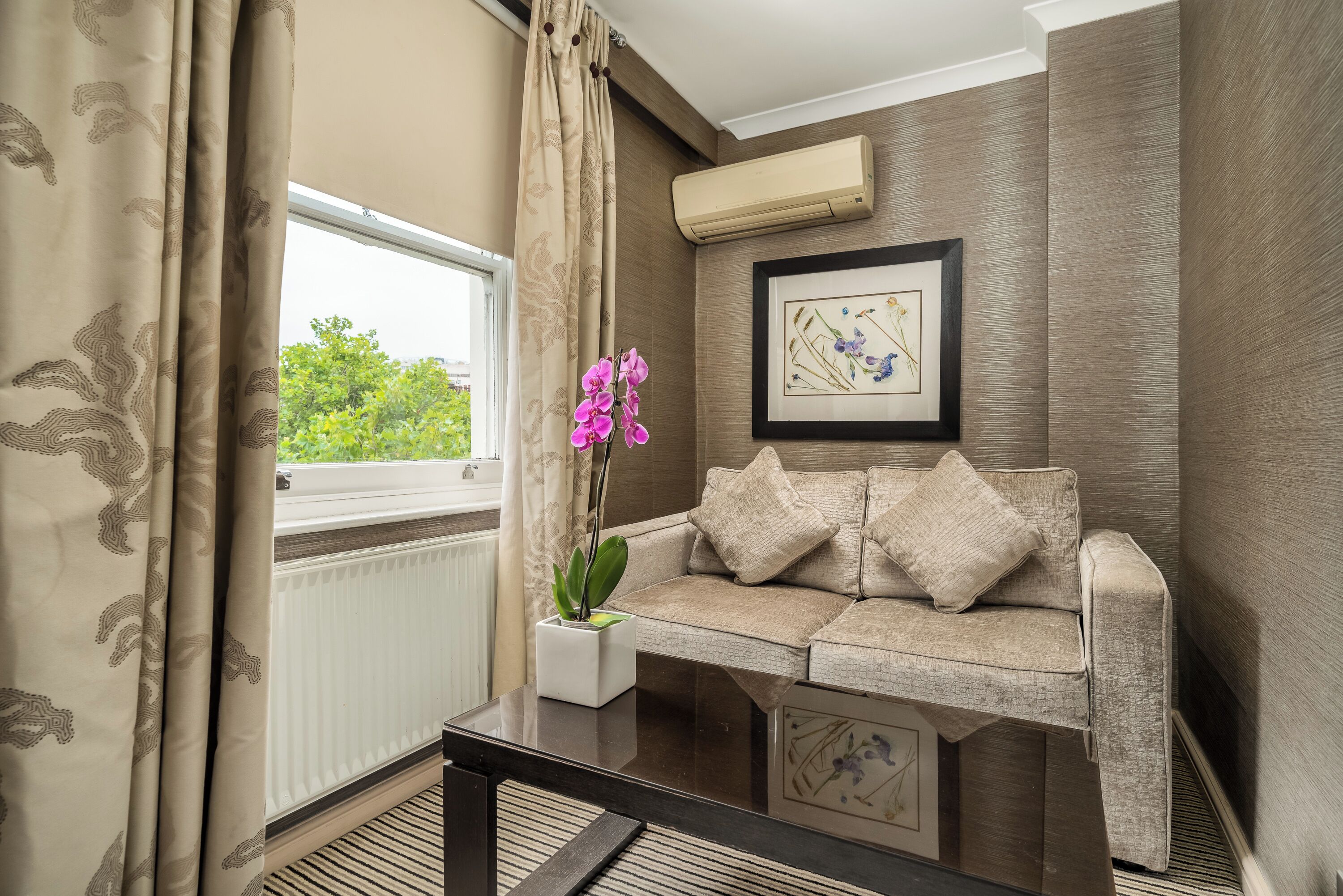 deluxe double or twin room | in-room safe, desk, iron/ironing board, free wifi