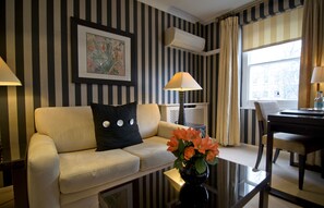 Suite Junior | 1 chambre, coffres-forts dans les chambres, bureau