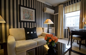 Suite Junior | 1 chambre, coffres-forts dans les chambres, bureau