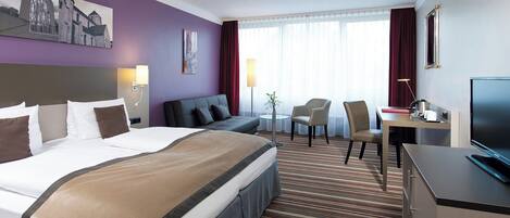 Skrivebord, lydisolert, strykejern/-brett og wi-fi (inkludert)