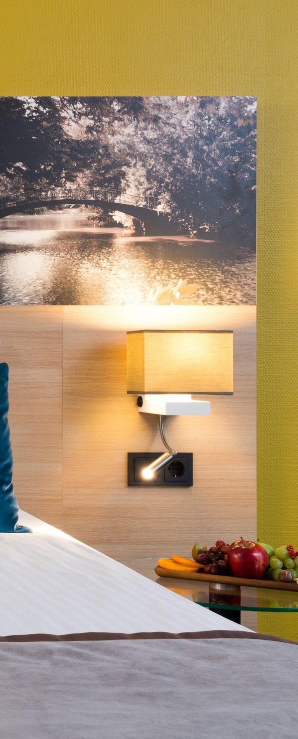 Een bureau, geluiddichte muren, een strijkplank/strijkijzer, gratis wifi