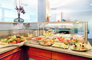 Café da manhã com buffet diário (EUR 17 por pessoa) 