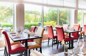 Breakfast, dinner served; German cuisine, alfresco dining  - Leonardo Hotel Monchengladbach (Moenchengladbach)