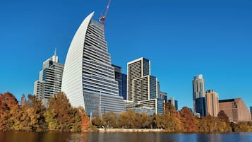 Un moderno horizonte urbano con un edificio curvo destacado y varias otras estructuras altas.