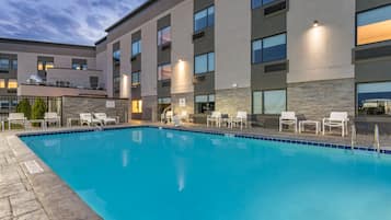 Kolam renang outdoor musiman