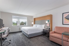 Skrivbord, arbetsyta för laptop och mörkläggningsgardiner