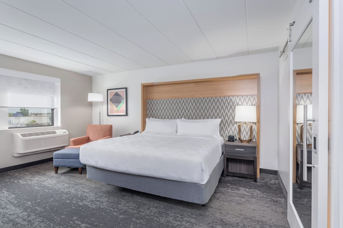 Standard Room, 1 King Bed, Accessible (Communications, Roll-In Shower)