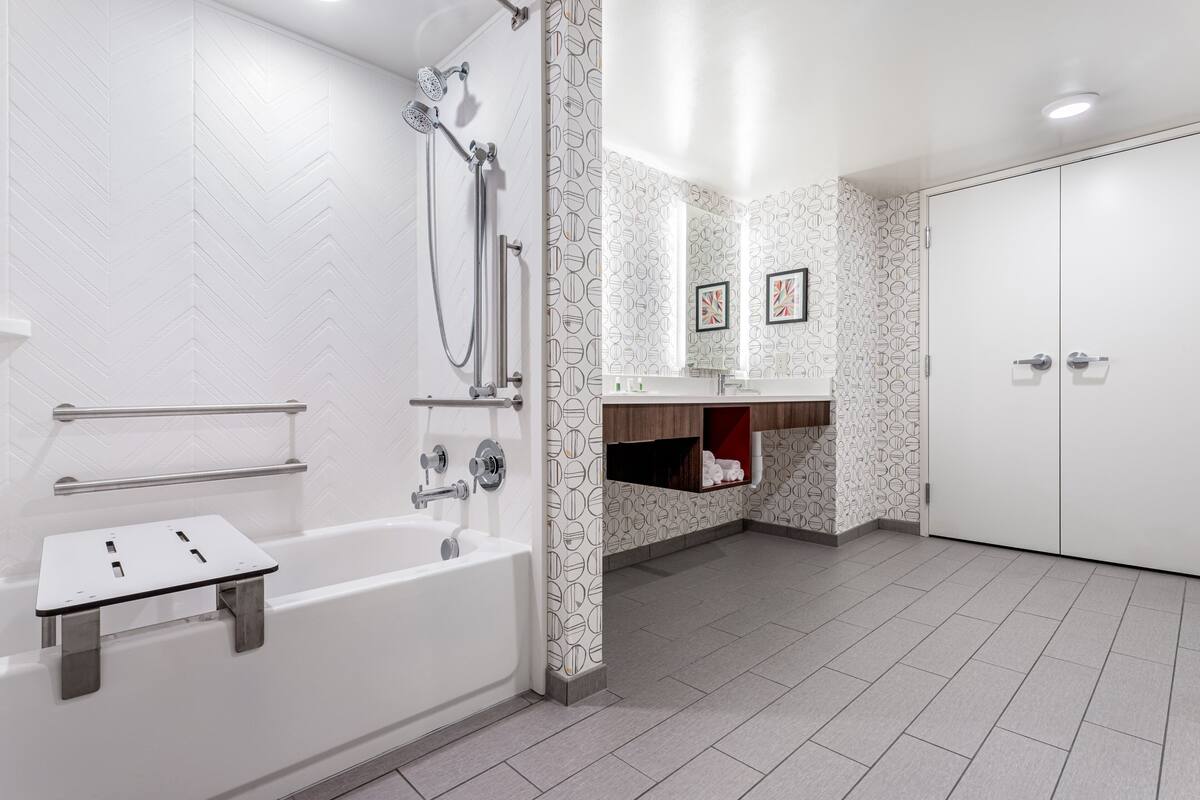 Phòng Premium, nhiều giường, phù hợp cho người khuyết tật (Mobility, Accessible Tub) | Phòng tắm | Đồ dùng nhà tắm thân thiện với môi trường, máy sấy tóc, khăn tắm 