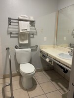 Quarto básico, 2 camas de casal | Banheiro | Chuveiro/banheira combinados, produtos de toalete biodegradáveis
