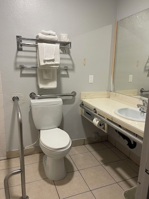 2 Double Beds, Accessible | Bathroom | Combined shower/tub, eco-friendly toiletries, towels - Portside Inn & Suites (San Pedro)