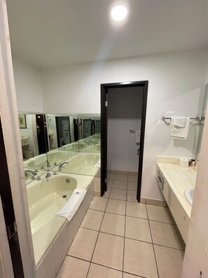 Habitación básica, 1 cama King size | Baño | Tina con regadera, amenidades de baño ecológicas, toallas 