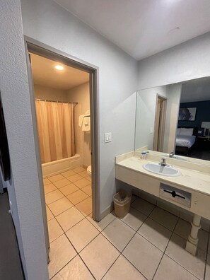 Combined shower/bathtub, eco-friendly toiletries, towels