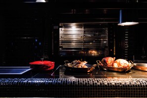 Serveert ontbijt, lunch, diner, Franse gerechten 