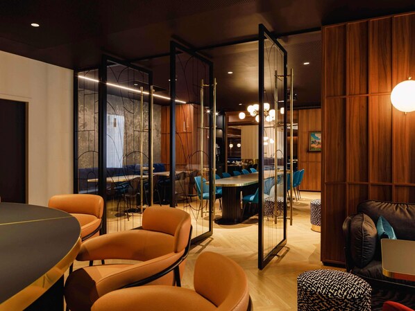 Se sirven desayunos, almuerzos y cenas; cocina francesa