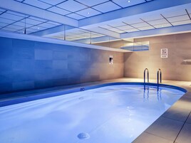 Una piscina cubierta