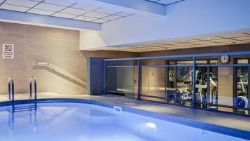 Una piscina cubierta