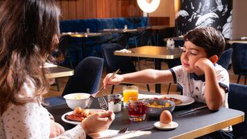 Petit déjeuner buffet (20.50 EUR par personne)