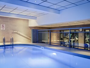 Una piscina cubierta