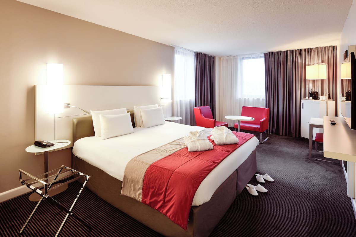 Premium bedding, memory foam beds, in-room safe, laptop workspace