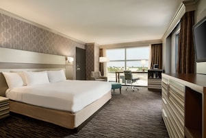 Ropa de cama hipoalergénica y caja de seguridad en la habitación