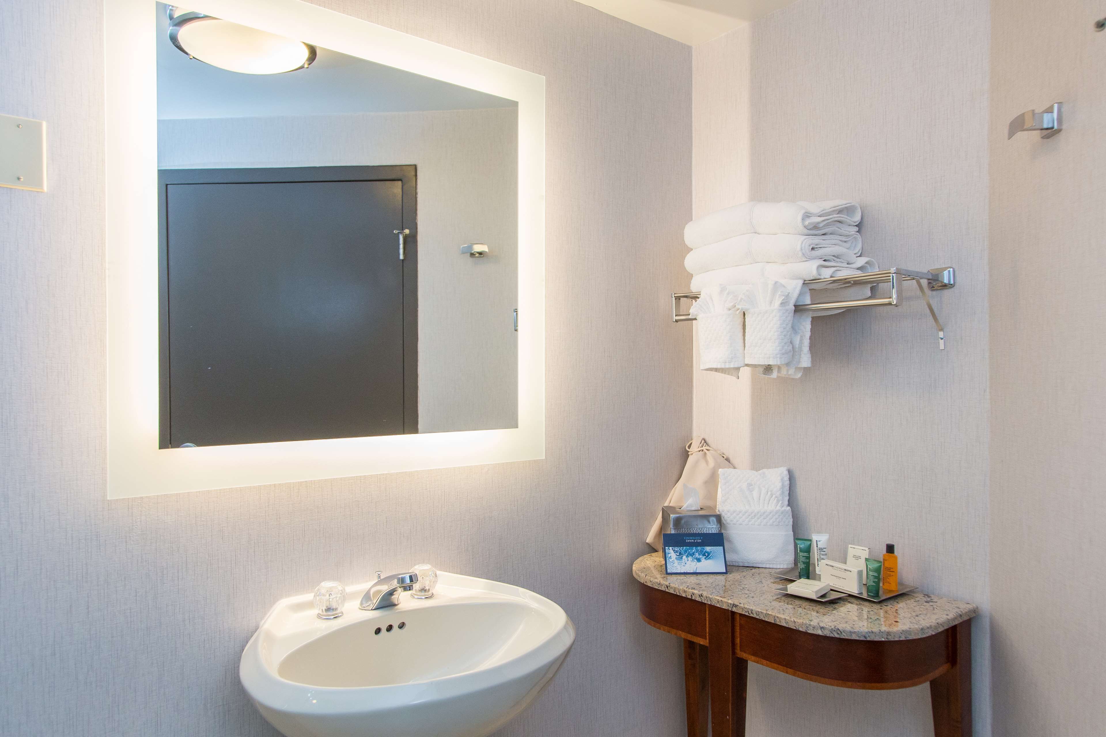 suite, 1 bedroom, balcony | bathroom | hydromassage showerhead, designer toiletries, hair dryer, towels