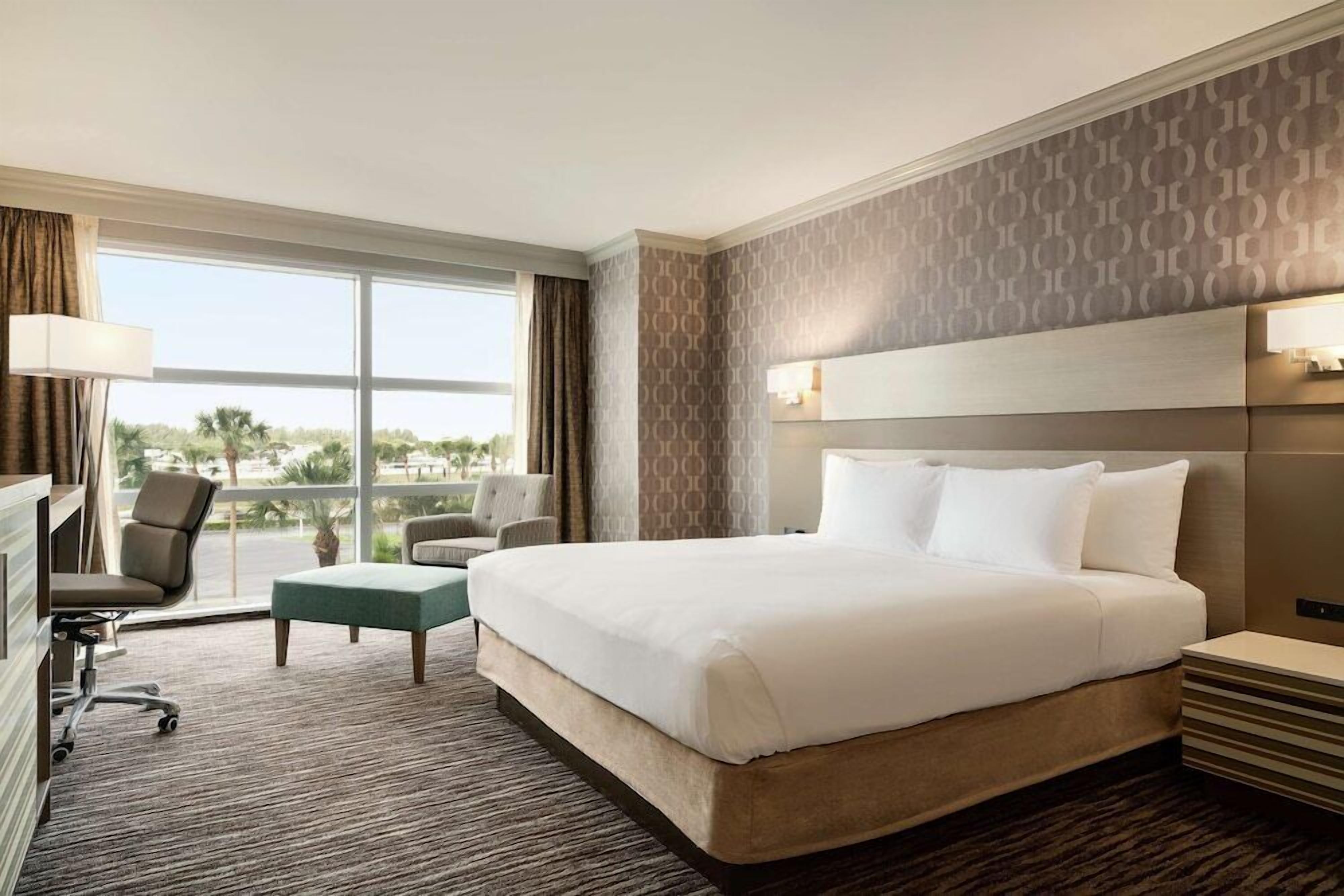 Hypo-allergenic bedding, in-room safe, desk, laptop workspace