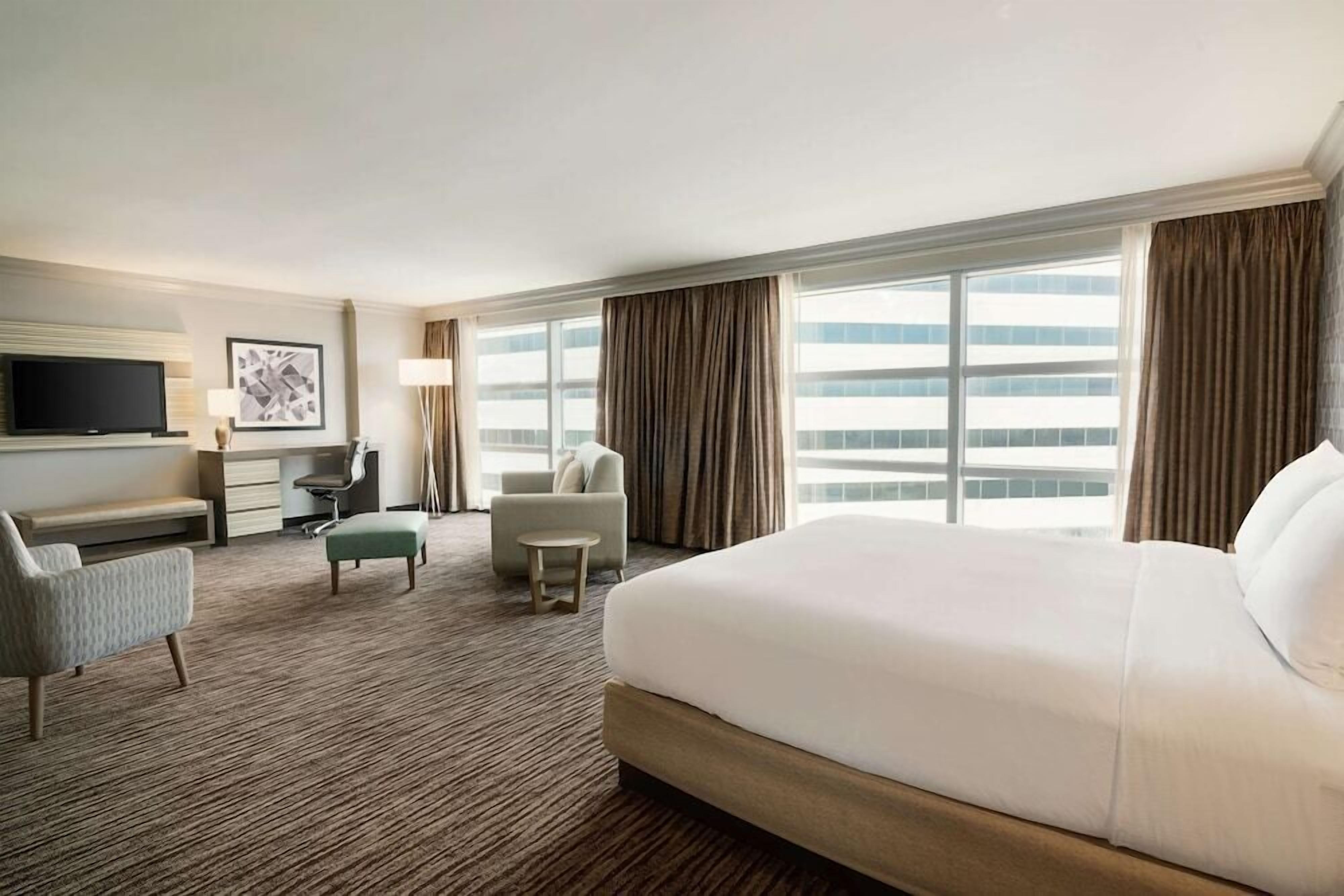 Hypo-allergenic bedding, in-room safe, desk, laptop workspace