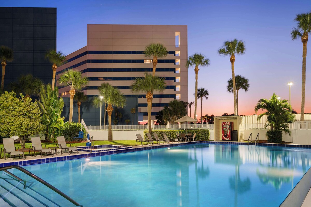 Hilton Melbourne FL pet friendly full service hotel
