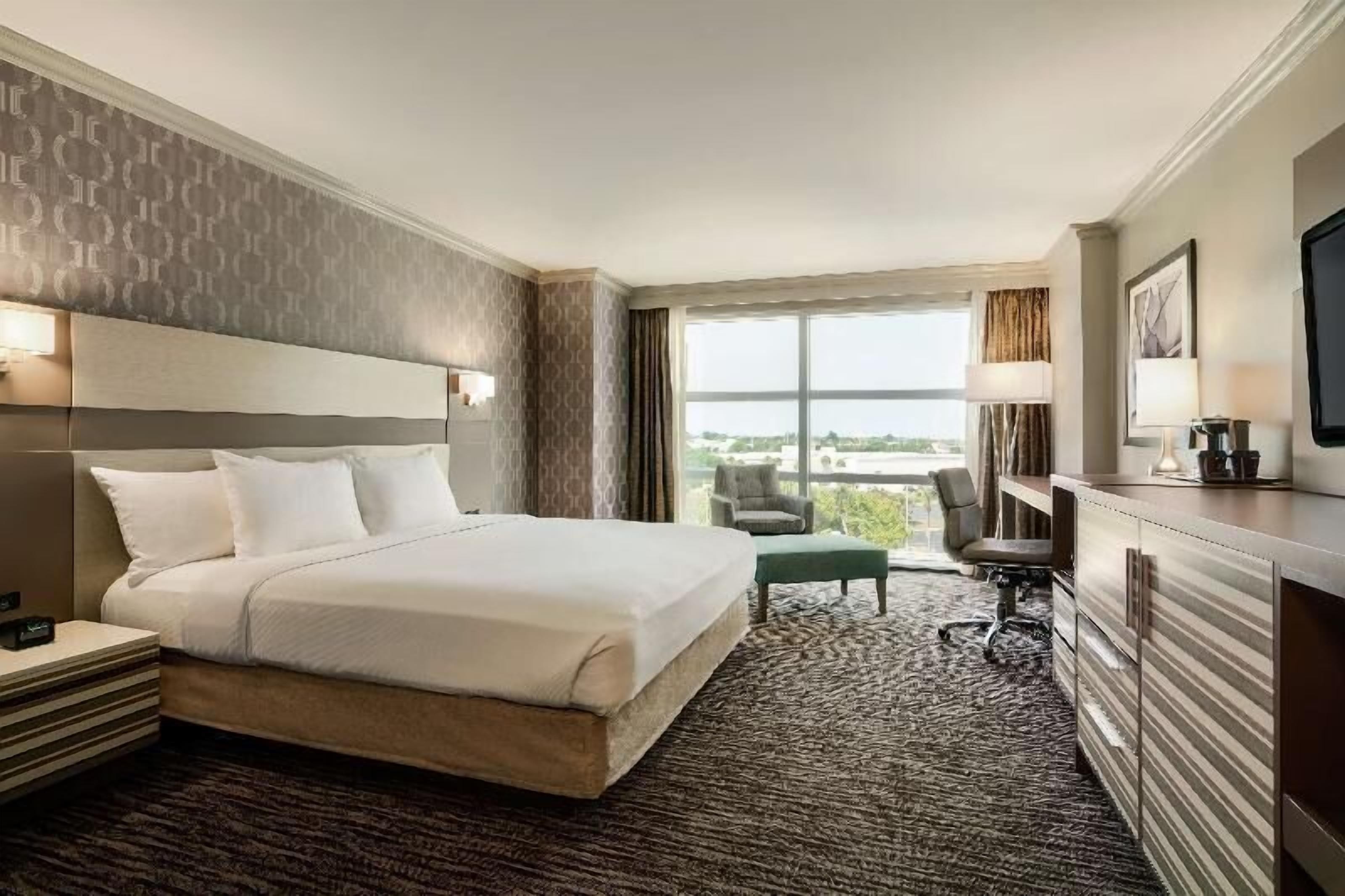Hypo-allergenic bedding, in-room safe, desk, laptop workspace