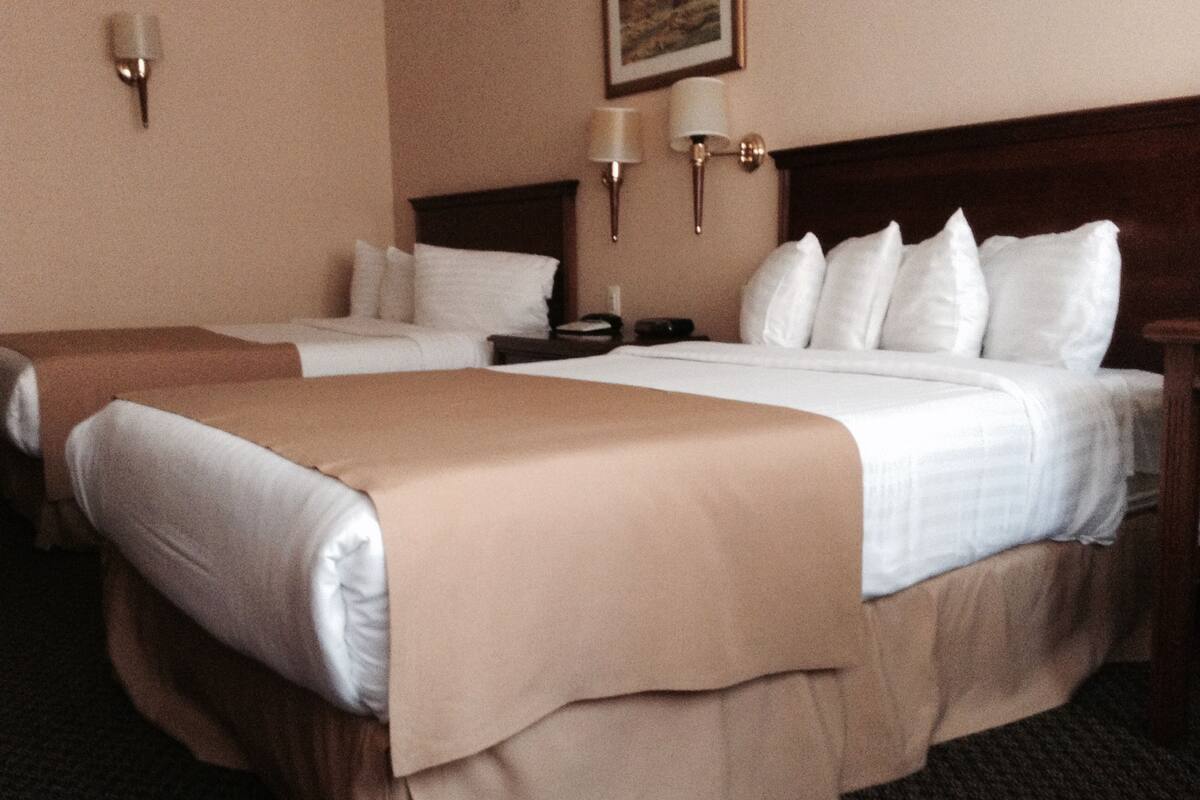 ห้องสแตนดาร์ด (with Two Double Beds) | โต๊ะทำงาน, เตารีด/โต๊ะรีดผ้า, Wi-Fi ฟรี