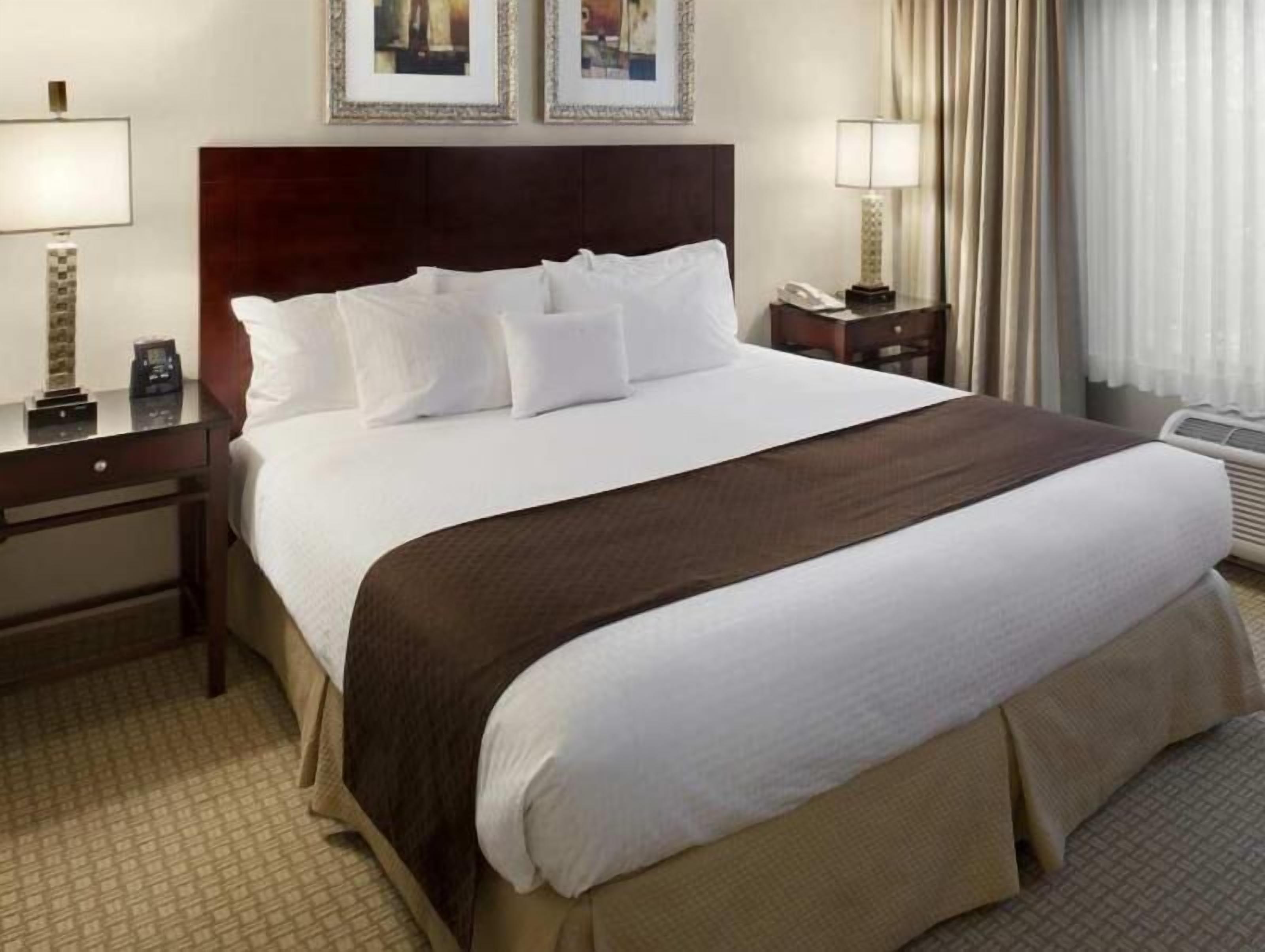 Pengeskab på værelset, skrivebord, arbejdsområde til bærbare computere