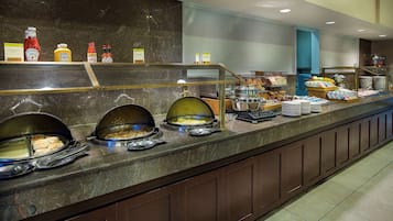 Desayuno buffet (USD 16.95 por persona)