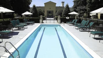 Outdoor pool, pool loungers