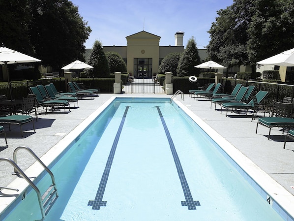 Piscine extérieure, chaises longues