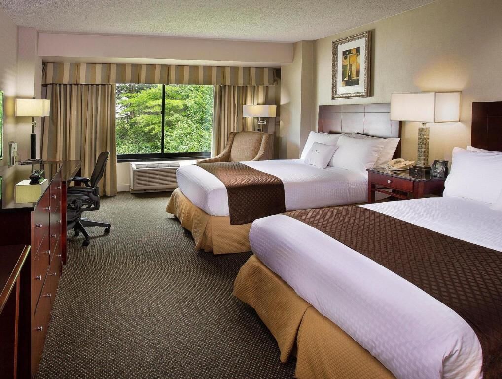 Pengeskab på værelset, skrivebord, arbejdsområde til bærbare computere