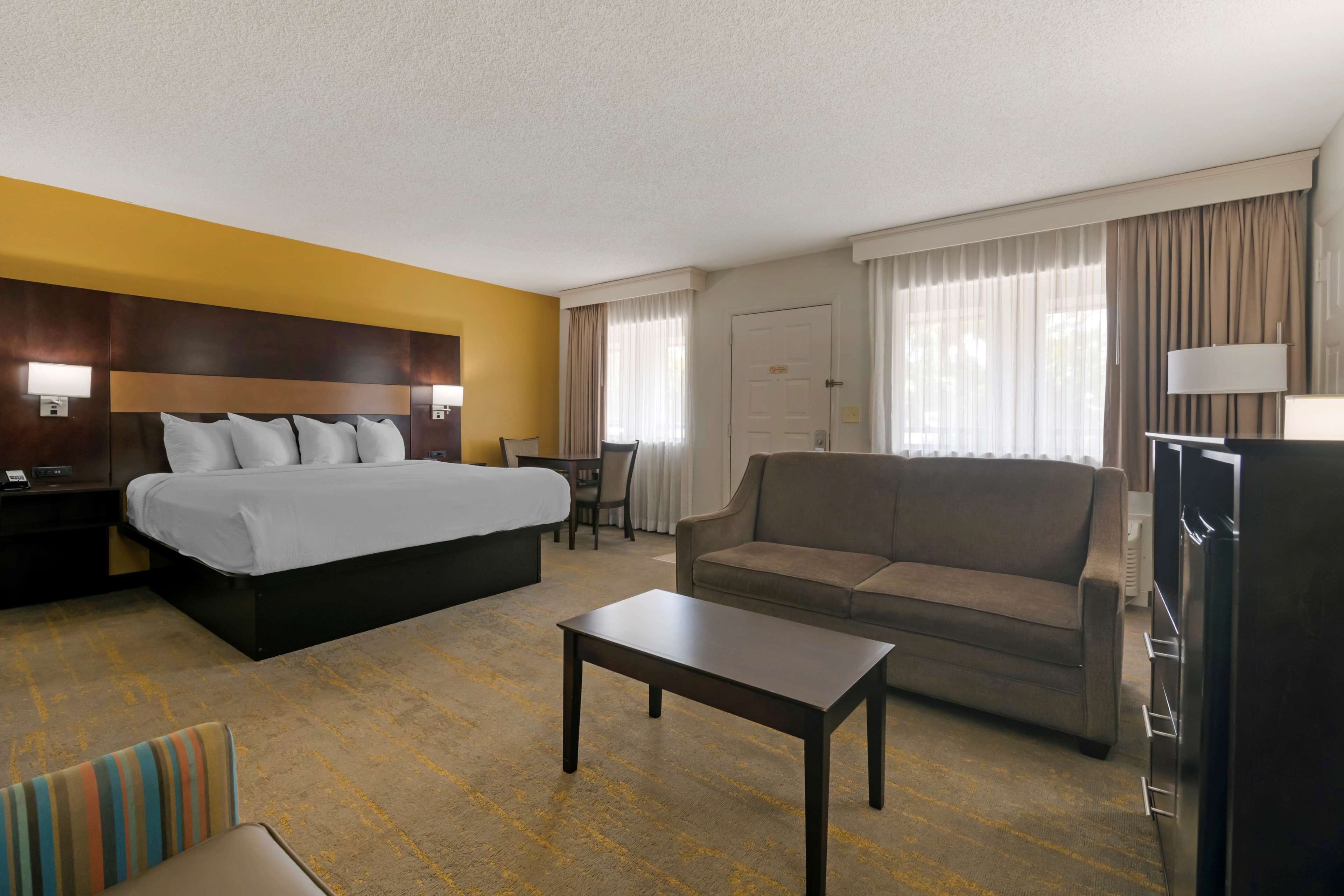 Suite, 1 kingsize-seng, ikke-røyk, kjøleskap og mikrobølgeovn (with Sofabed) | Skrivebord, blendingsgardiner, lydisolert og strykejern/-brett