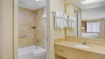 Articles de toilette (gratuits), séchoir à cheveux, serviettes fournies