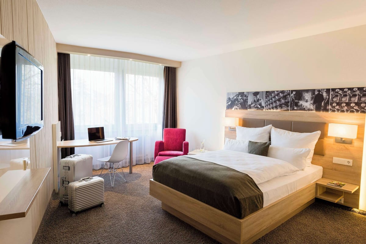 Chambre Premium, 1 grand lit, vue parc | Literie de qualité supérieure, coffres-forts dans les chambres, bureau