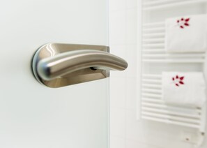 A metallic door handle on a white door. - Best Western Plus Parkhotel Velbert (Velbert)