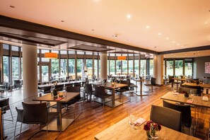 2 restaurants, breakfast, lunch, dinner served; international cuisine 